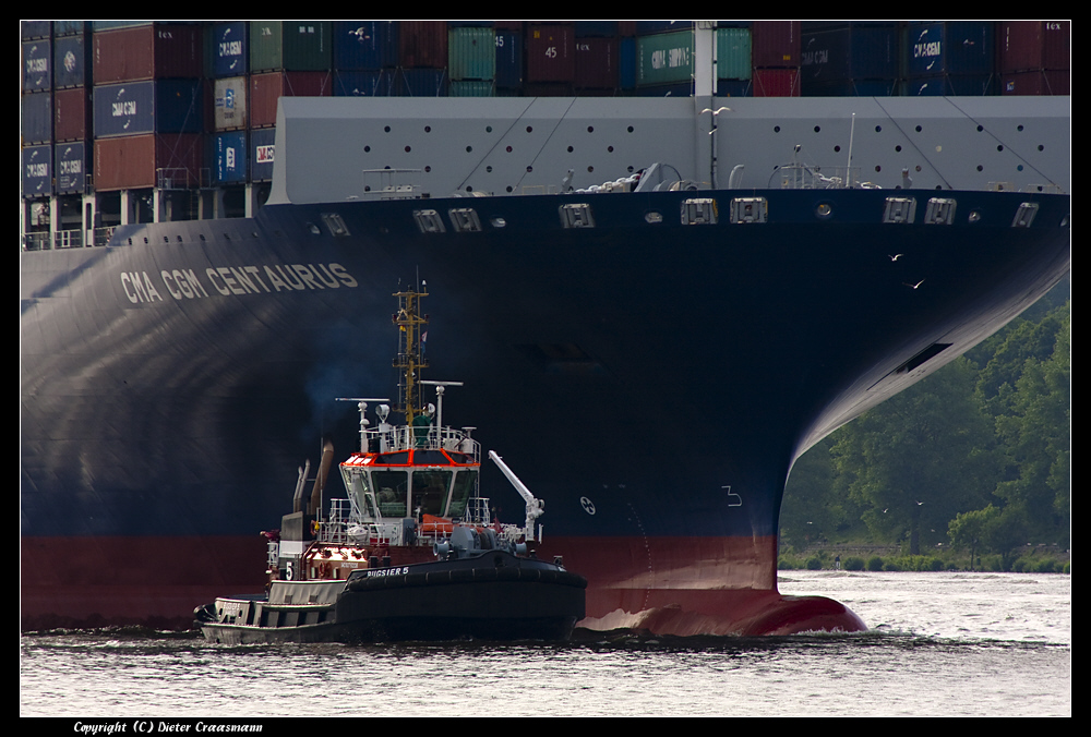 Ein Bugsier bugsiert einen Centaurus - A tow boat tows a Centaurus