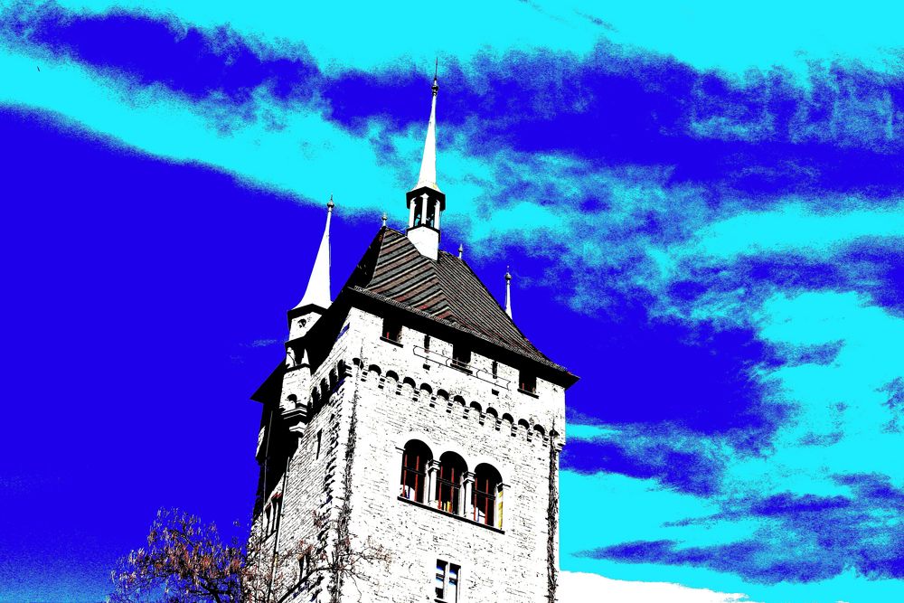 Ein bunter Turm Ragt in den Himmel