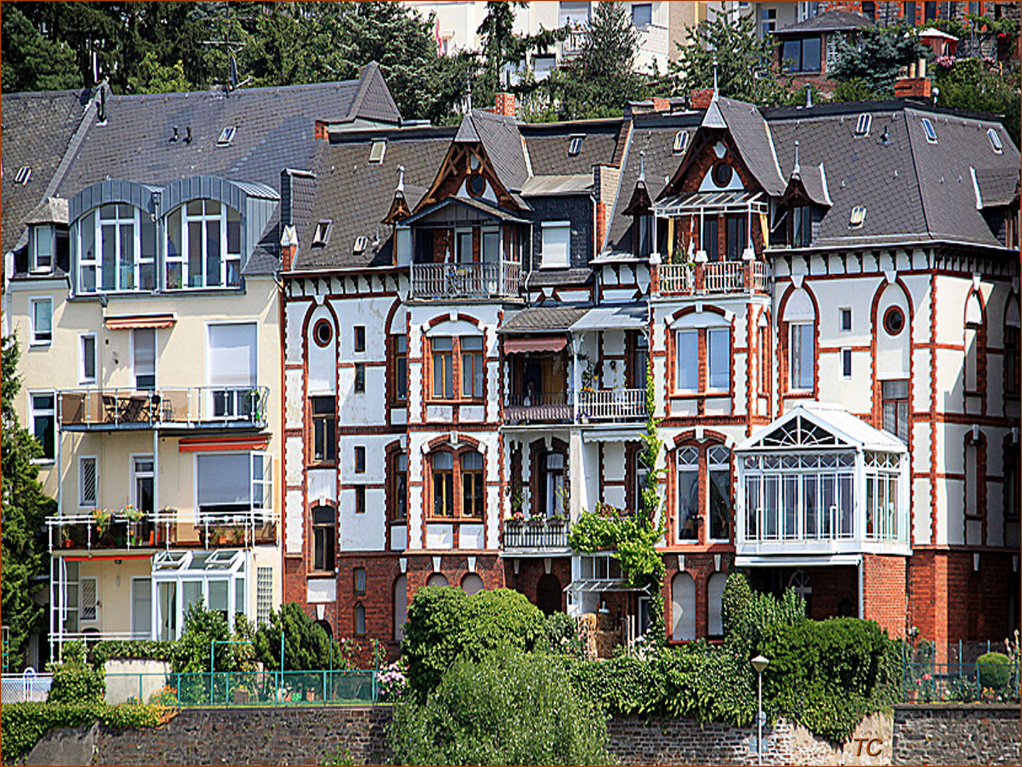 EIN BUNTES HAUS