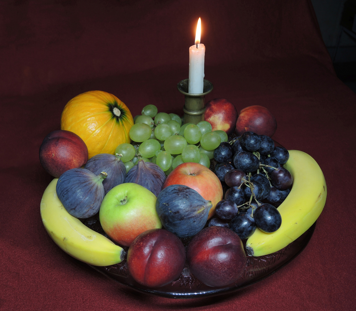 Ein buntes Stillleben, das zum Essen und Malen einlädt