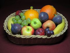 Ein buntes Stillleben im selbst geflochtenen Obstkorb