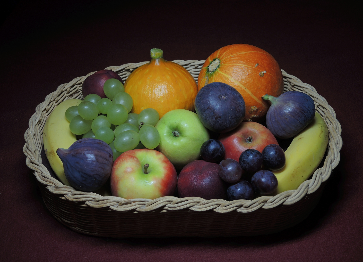 Ein buntes Stillleben im selbst geflochtenen Obstkorb