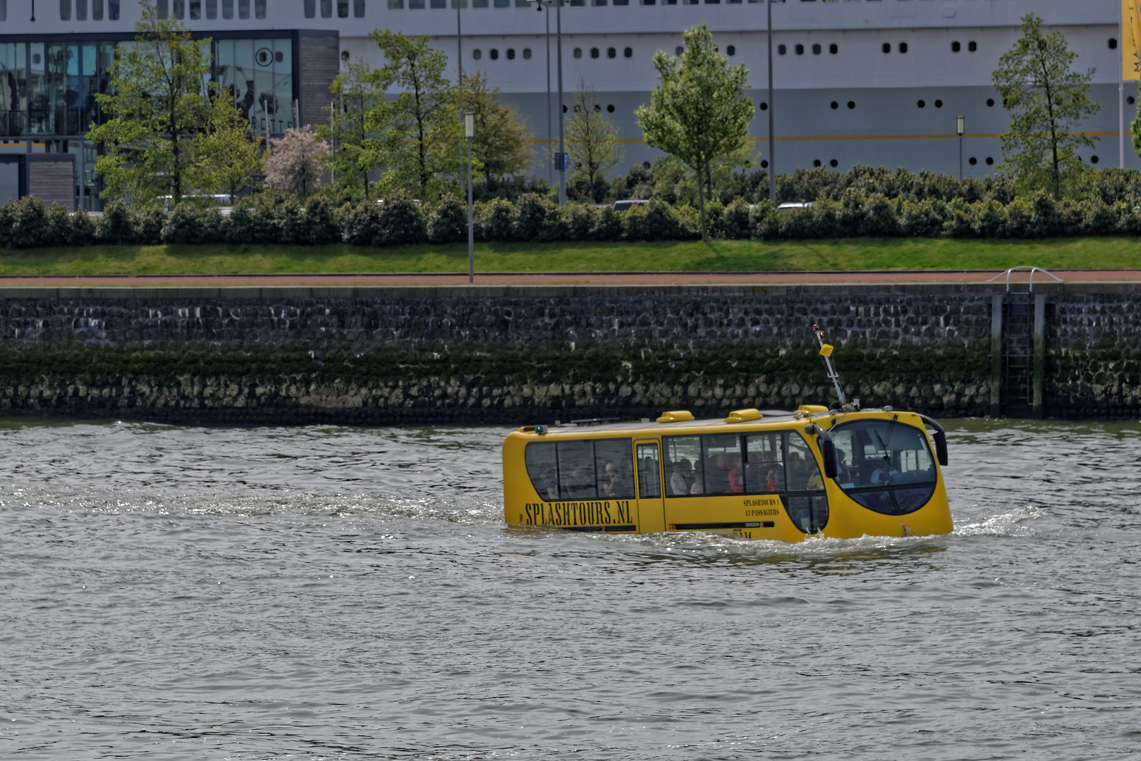 ein Bus auf Wasser(Ab)wegen?