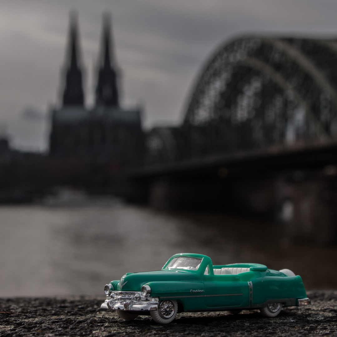 Ein Cadillac am Rhein