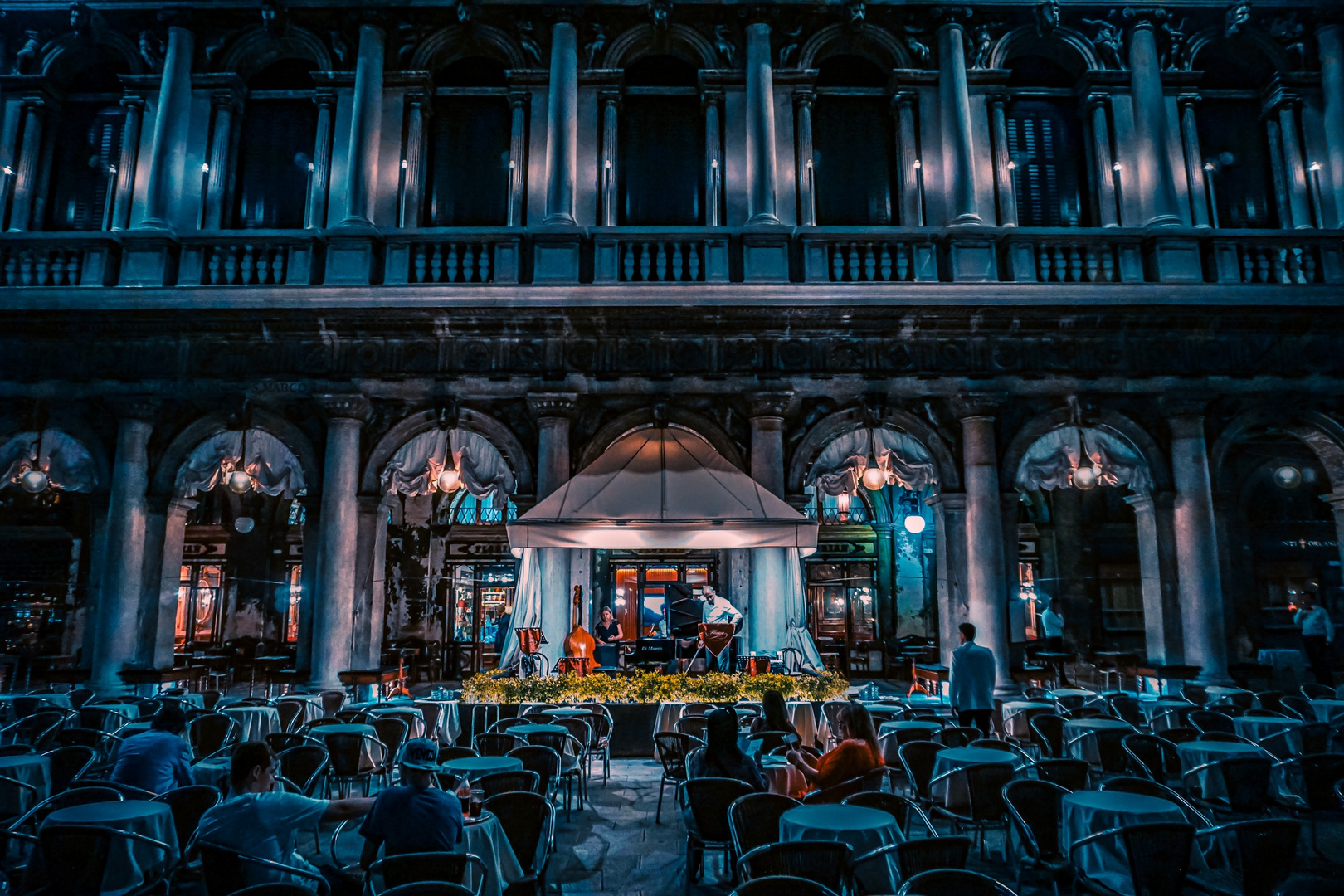 Ein Café auf dem Markusplatz von Venedig 