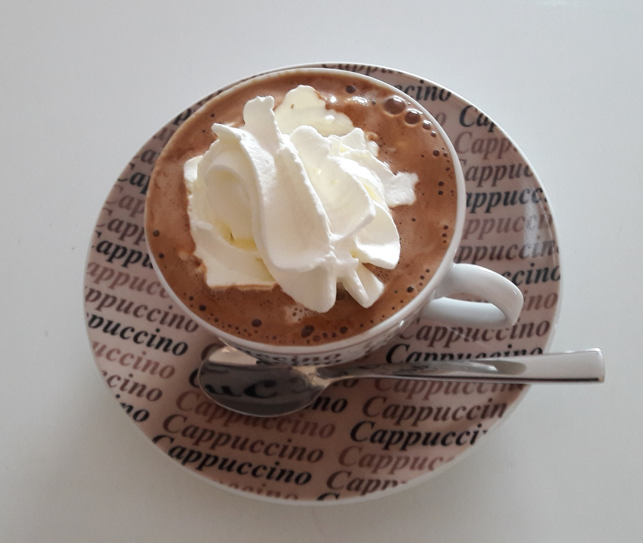 Ein Cappuccino mit Sahnehäubchen ... Foto &amp; Bild | sonstiges, motive ...