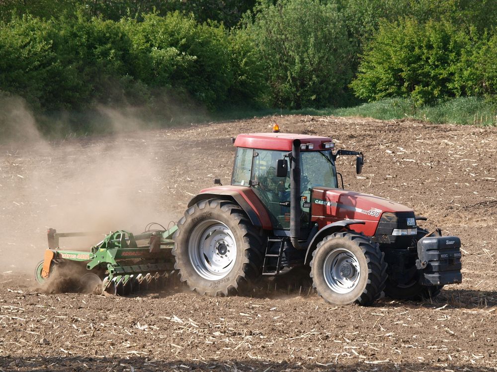 EIn CASE MX 150 mit CATOS 4001 Scheibenegge in Aktion