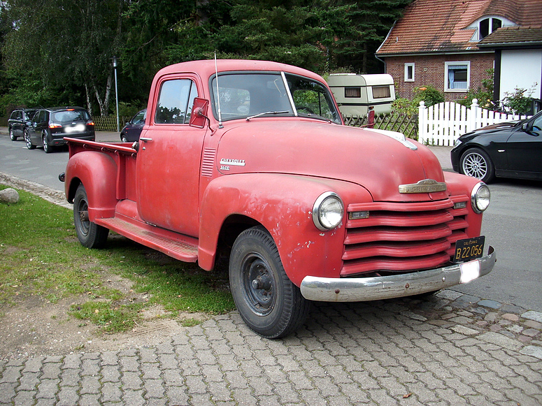 Ein Chevrolet mit Ladefläche seitlich rechts aufgenommen