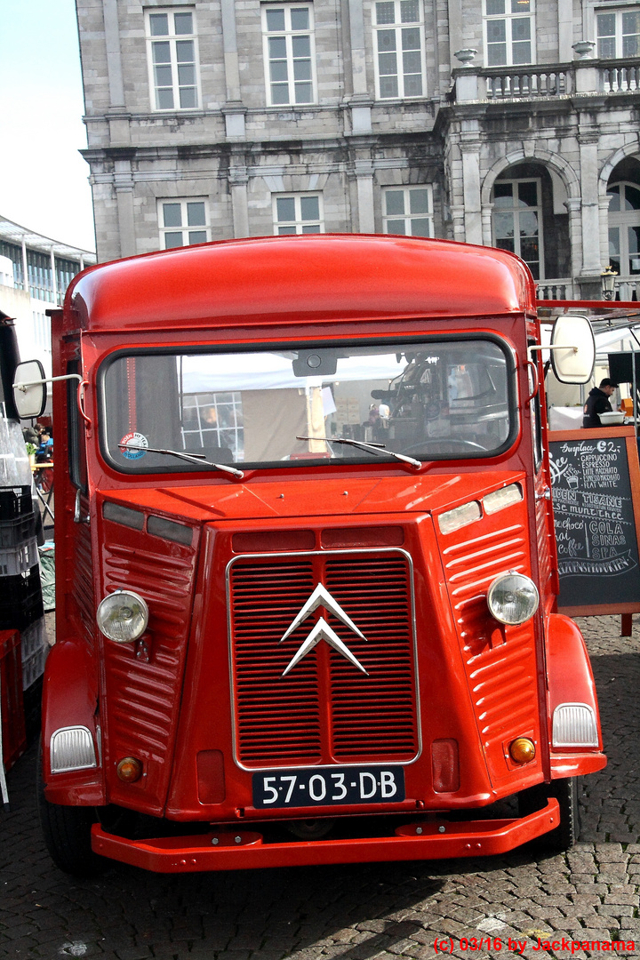 Ein Citroen-Oldtimer auf dem Marktplatz in Maastricht / Niederlande