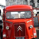 Ein Citroen-Oldtimer auf dem Marktplatz in Maastricht / Niederlande