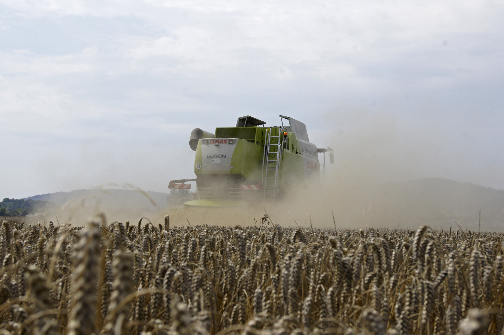 Ein Claas Lexion 630 bei der staubigen Weizenernte