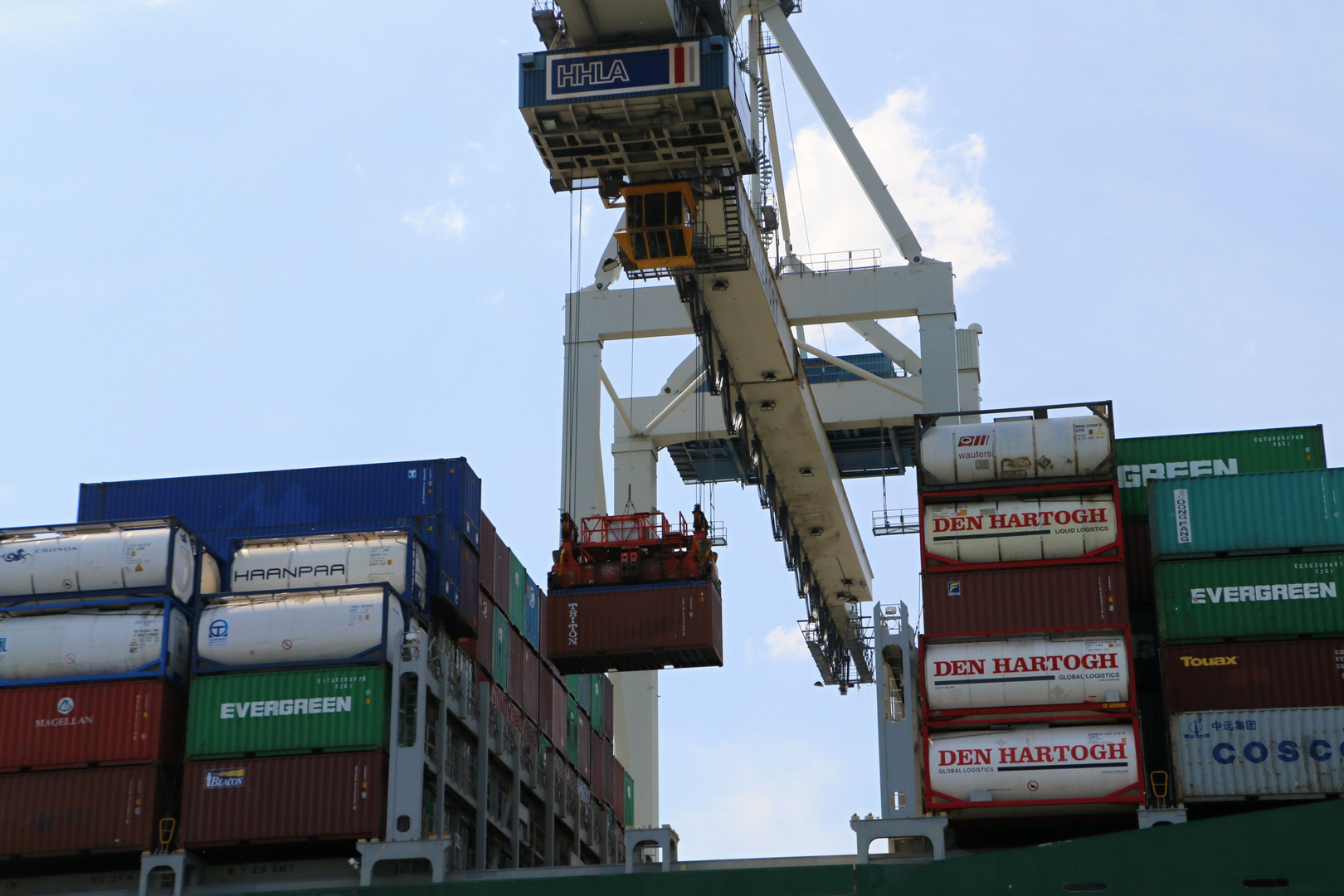 Ein Container wird geladen