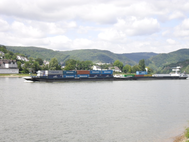 Ein Containerschiff auf dem Rhein