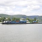 Ein Containerschiff auf dem Rhein