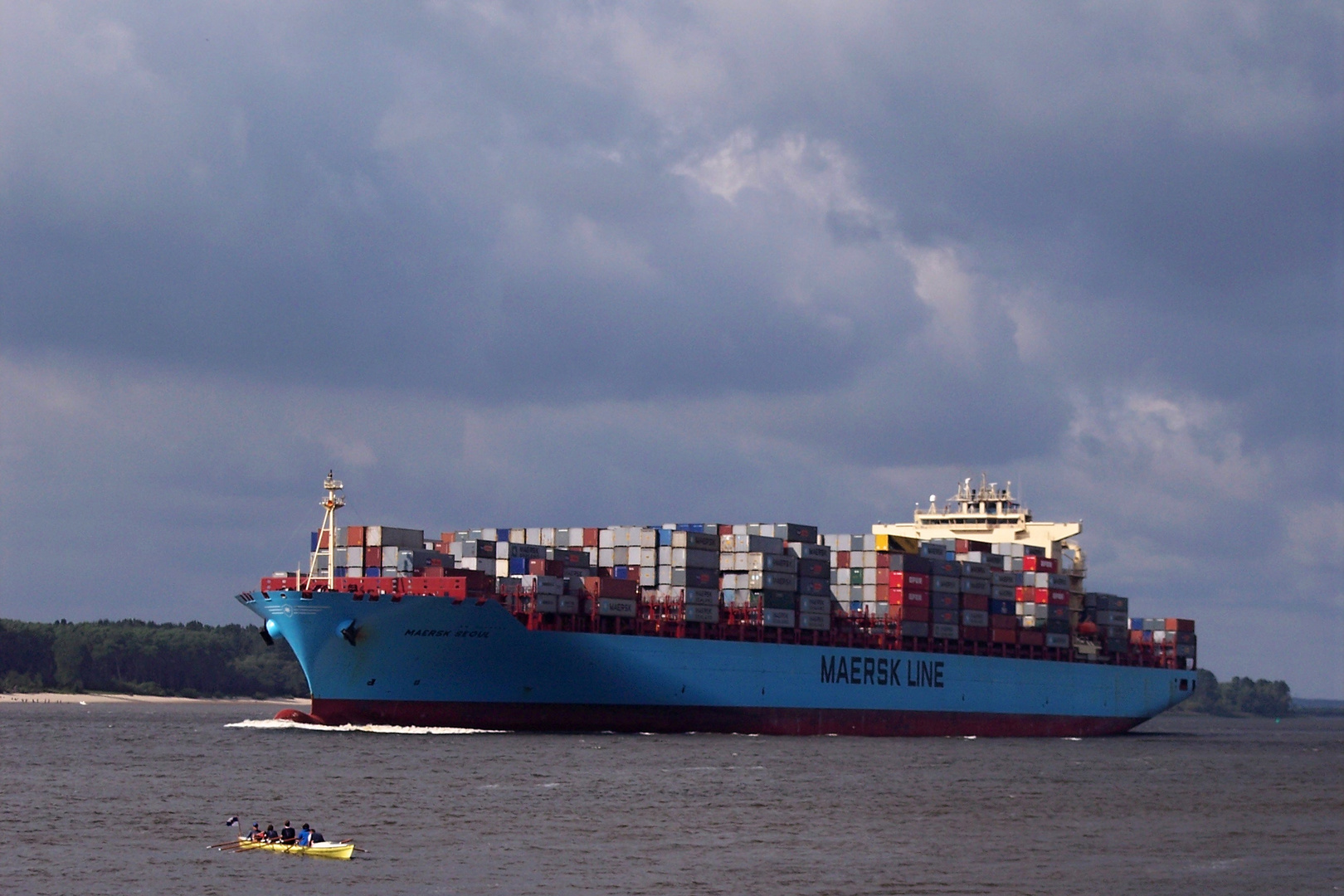 Ein Containerschiff bei miesem Wetter auf der Elbe