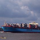 Ein Containerschiff bei miesem Wetter auf der Elbe