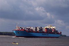 Ein Containerschiff bei miesem Wetter auf der Elbe