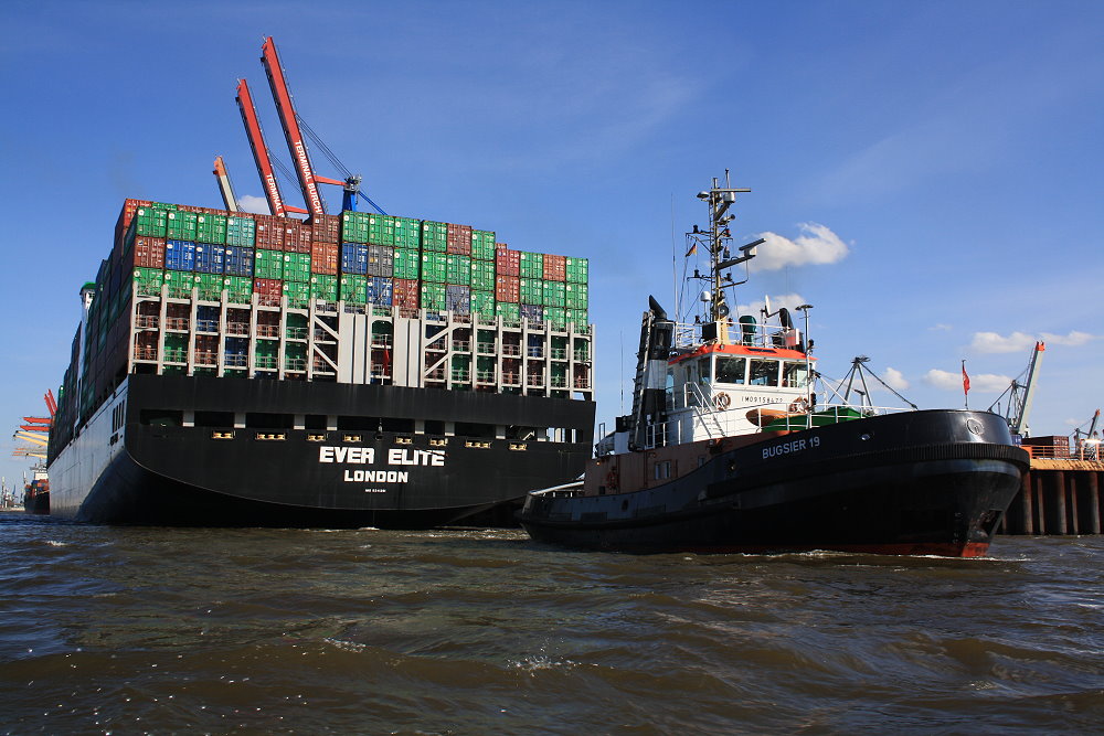 Ein Containerschiff beim rausziehen aus dem Hafen