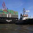 Ein Containerschiff beim rausziehen aus dem Hafen