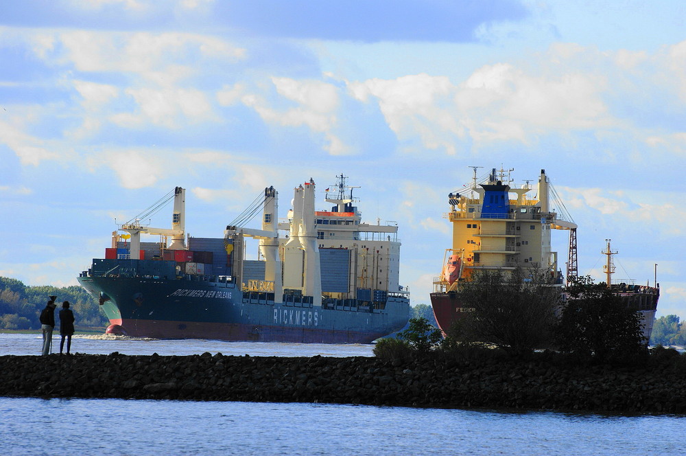 Ein Containerschiff & ein Stückgutfrachter auf der Elbe