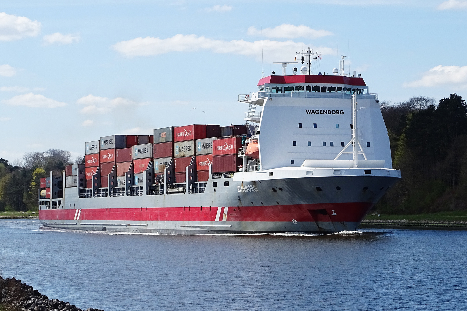 ein Containerschiff im Nord-Ostsee-Kanal 