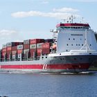 ein Containerschiff im Nord-Ostsee-Kanal 