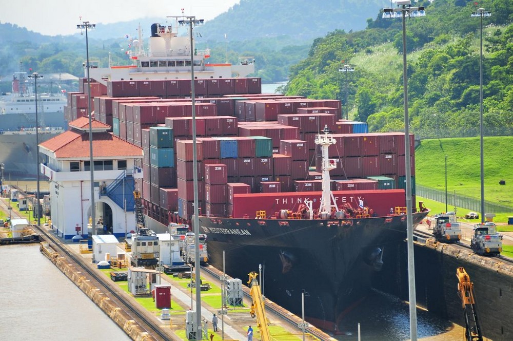 Ein Containerschiff in einer Schleuse des Panamakanals