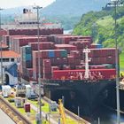 Ein Containerschiff in einer Schleuse des Panamakanals