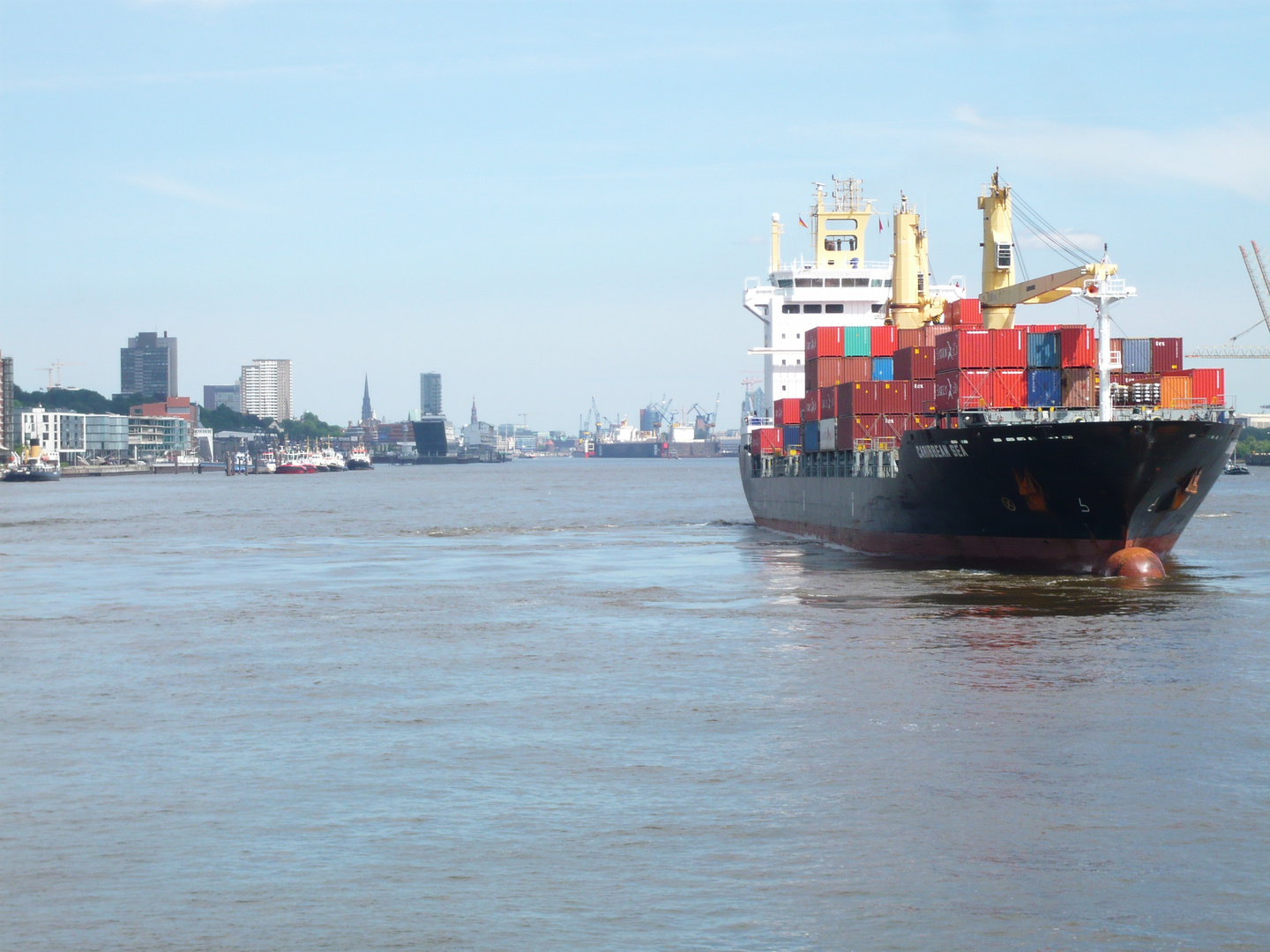 Ein Containerschiff verläßt den Hafen