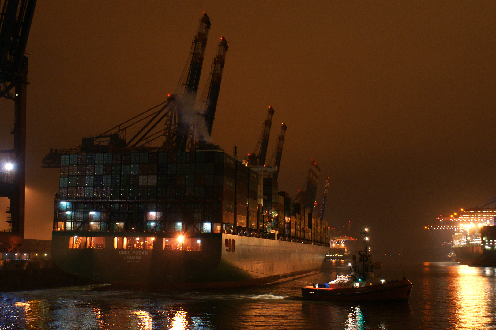 Ein Containerschiff verlässt den Hamburger Hafen