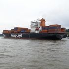 Ein Containerschiff verlässt den Hamburger Hafen