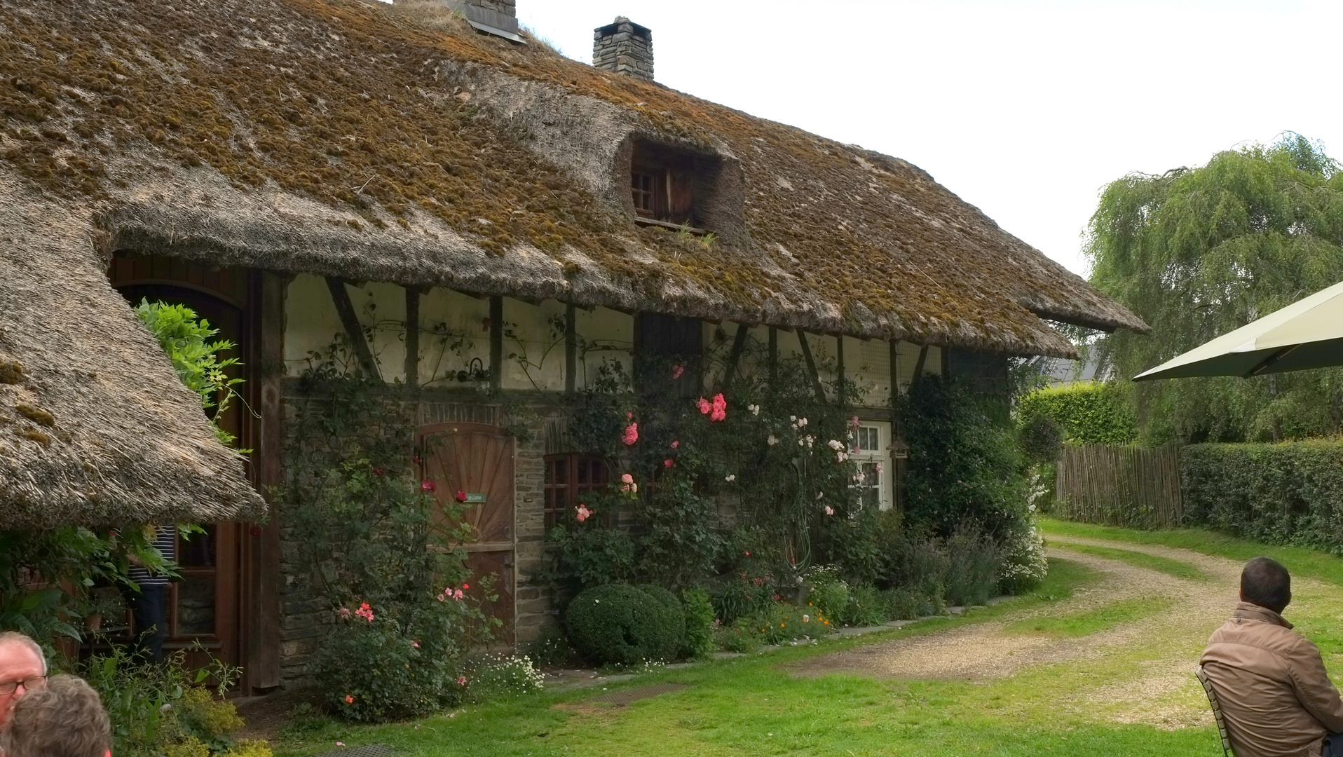 ein Cottage mit Garten