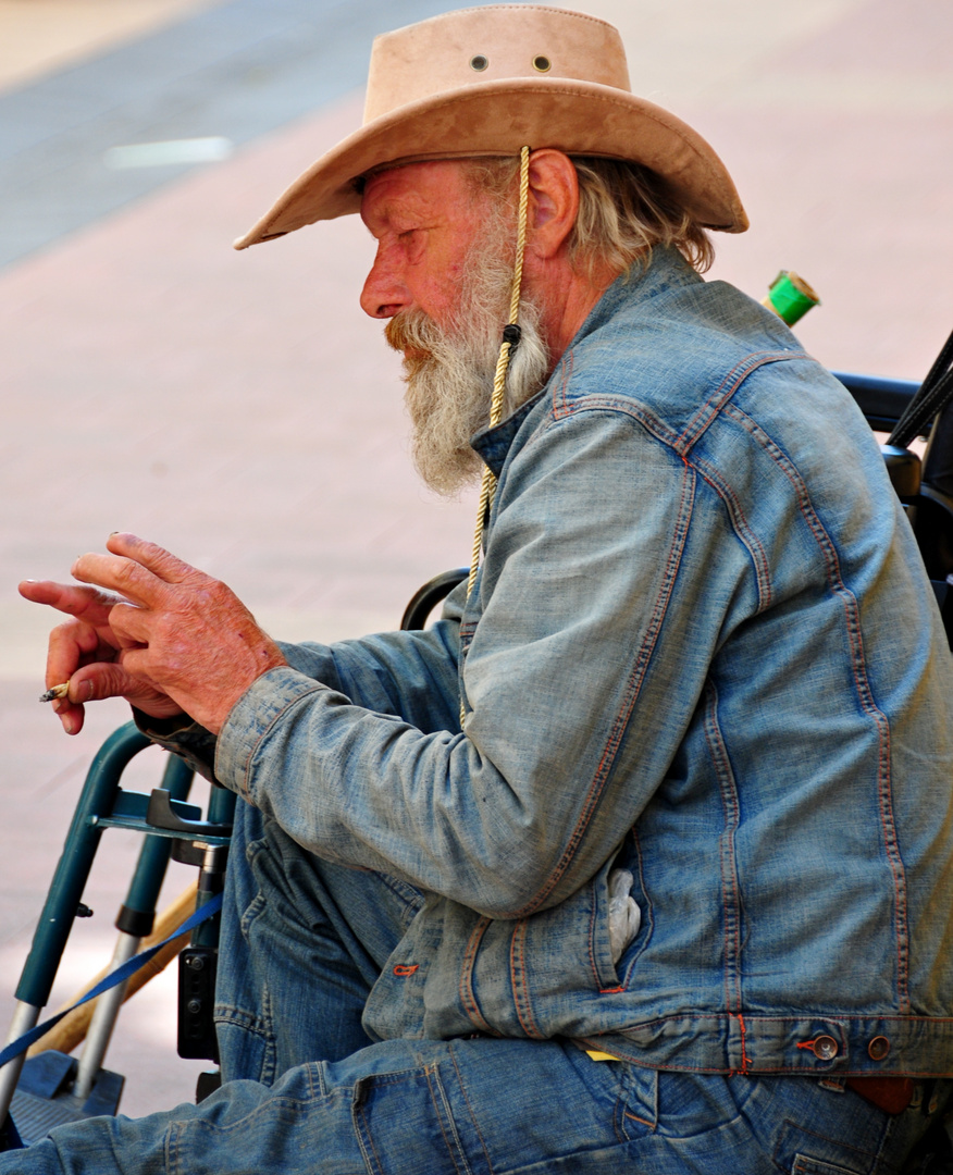 Ein Cowboy in der Fußgängerzone