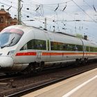 Ein dänischer Diesel-ICE rollt in Hamburg HBF ein