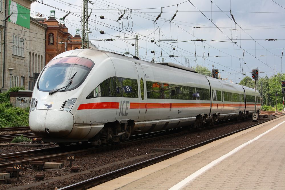 Ein dänischer Diesel-ICE rollt in Hamburg HBF ein