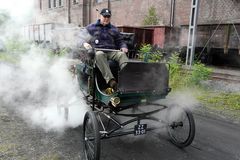 ein "Dampfauto" - eines der ersten Modelle, noch im Design der Kutsche