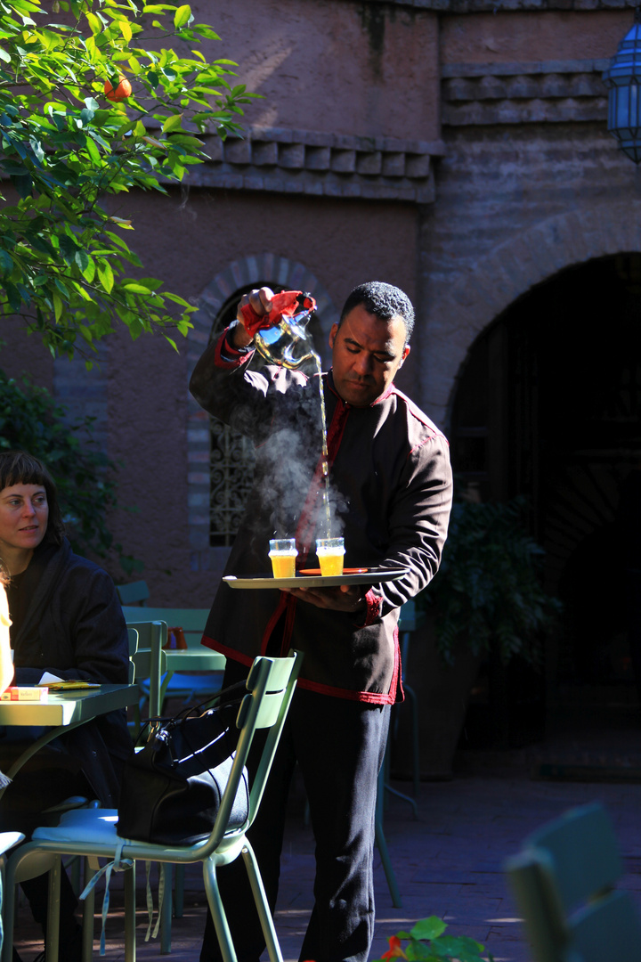 Ein dampfender Pfefferminztee im Jardin Majorelle bei Abendsonne in Marrakesch