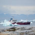 Ein Dampfer steuert den Hafen von Ilulissat an