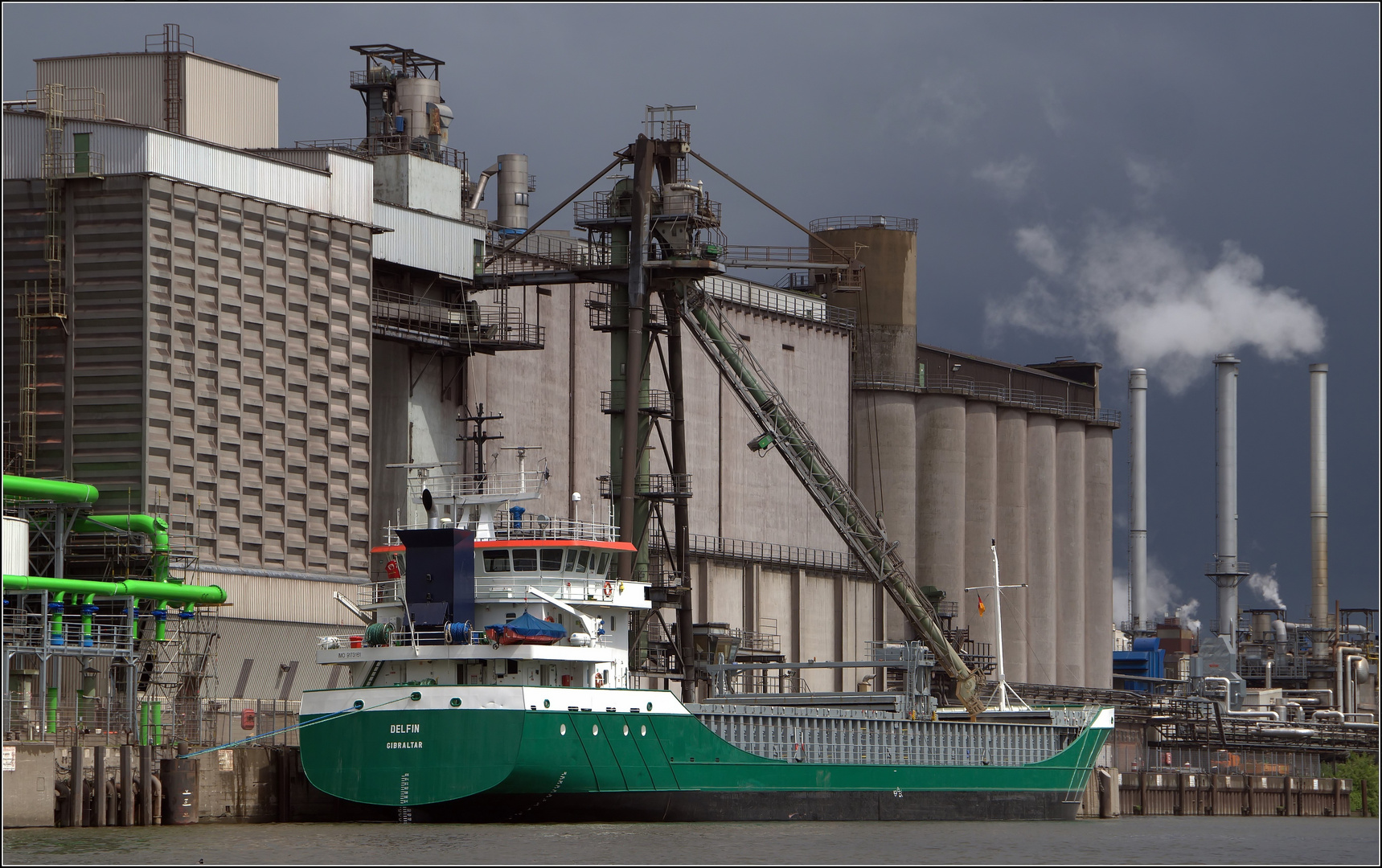 ein "DELFIN" im Hamburger Hafen