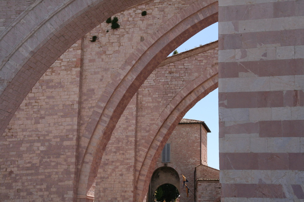 Ein Detail der vielen Kirchen in Assisi