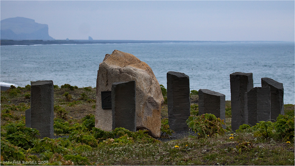 Ein deutscher Gedenkstein in Vik am Strand...