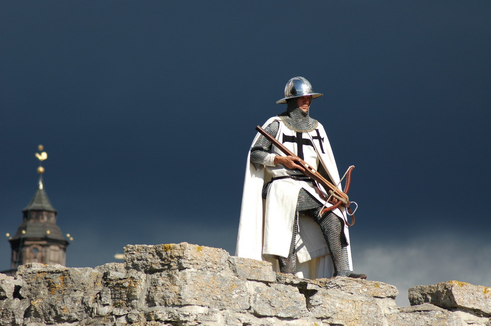 Ein Deutscher Ritter auf der Stadtmauer von Visby - Bedrohlich?