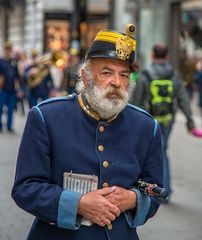 Ein "Deutschmeister" am Weg zu seinen Musikerkollegen...