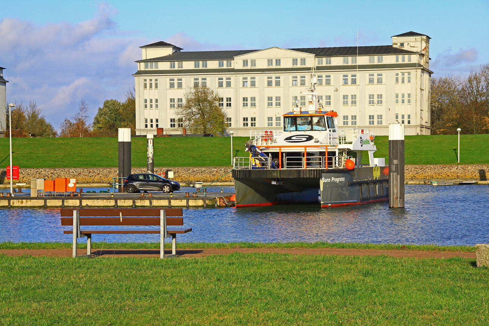 Ein Doppelrumpfschiff am Nassaukai