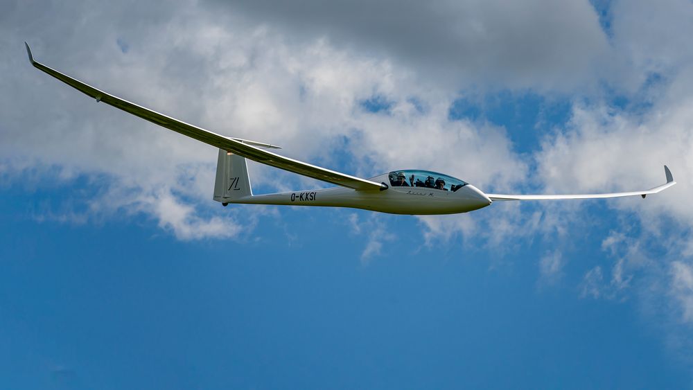 Ein Doppelsitzer beim Endanflug