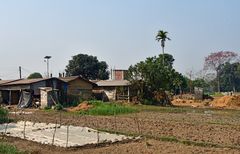 Ein Dorf der Tharu im Chitwan Nationalpark in Nepals Süden