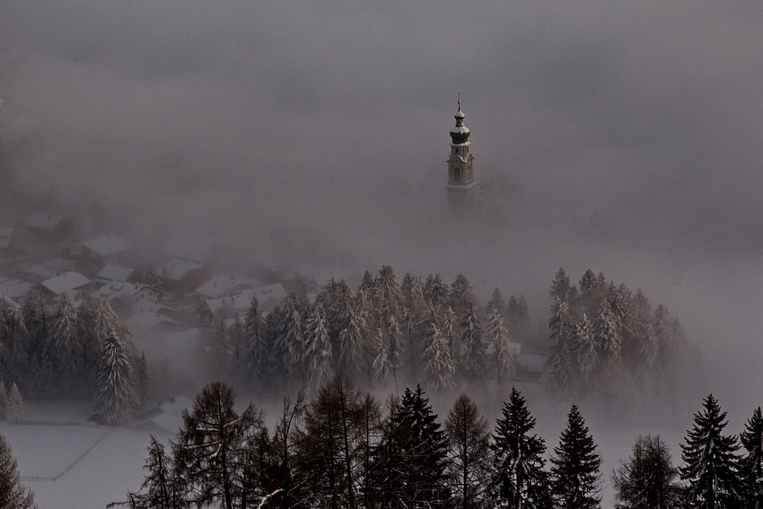 Ein Dorf im Nebel