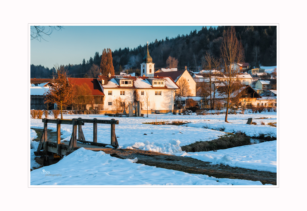 Ein Dorf im Sonnenlicht