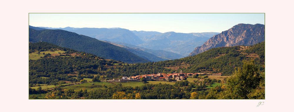 Ein Dorf in den Pyrenäen # Una aldea en los Pirineos