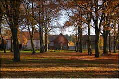 Ein Dorf in der Herbstsonne.